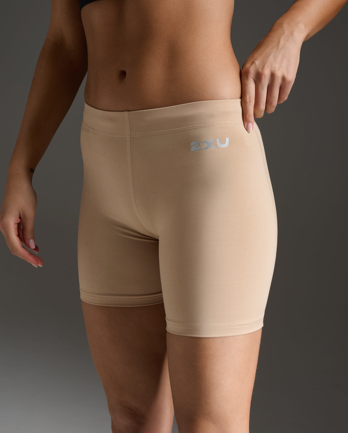 2xu-core-compression-5-inch-shorts-damen-beige-silver image 6