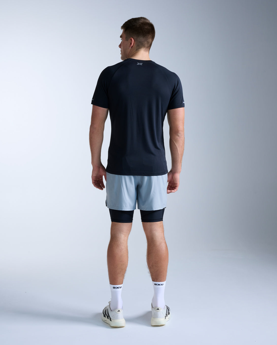 2xu-aero-tee-laufshirt-herren-schwarz-slim-fit image 8