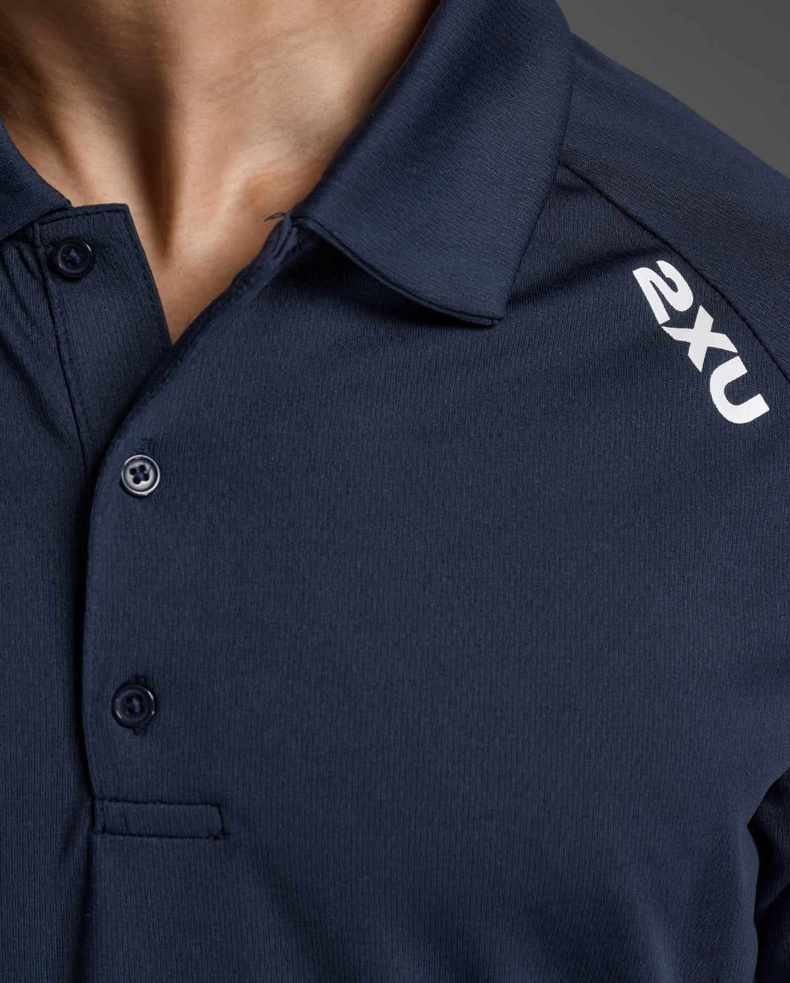 2xu-motion-aspire-polo-herren-midnight-white-kurzarm image 8