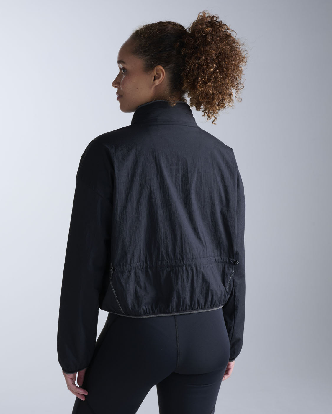 2xu-aero-sheer-bomber-jacke-damen-schwarz-wasserdicht image 3