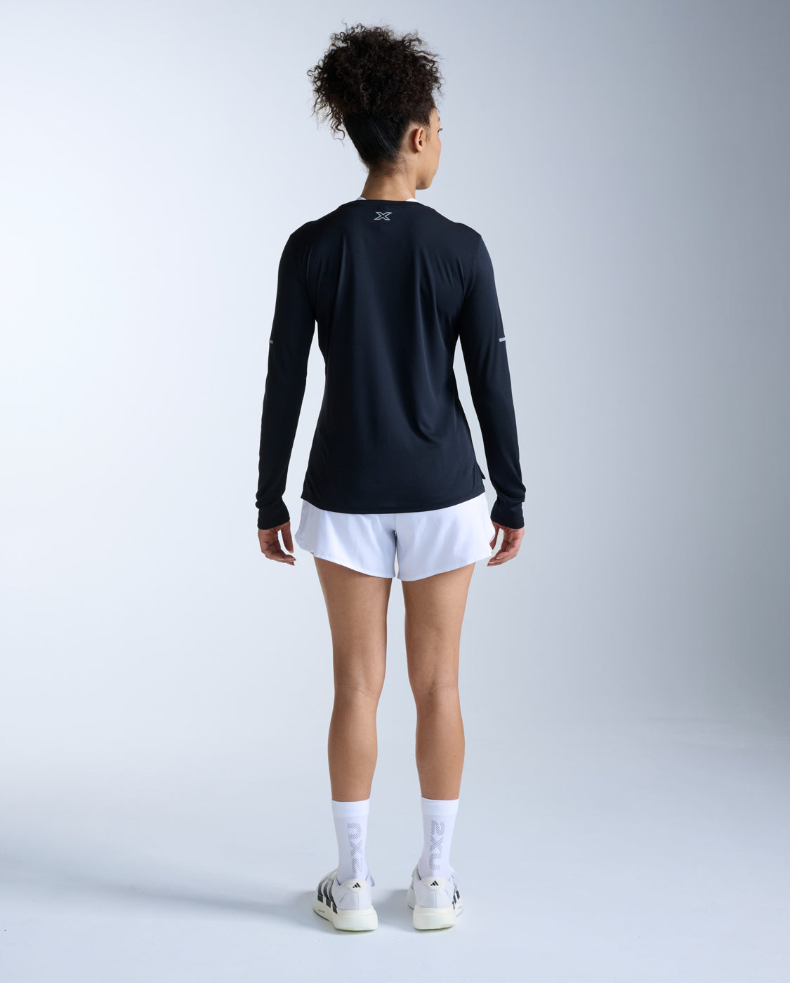 2xu-aero-long-sleeve-laufshirt-damen-black-langarm image 6