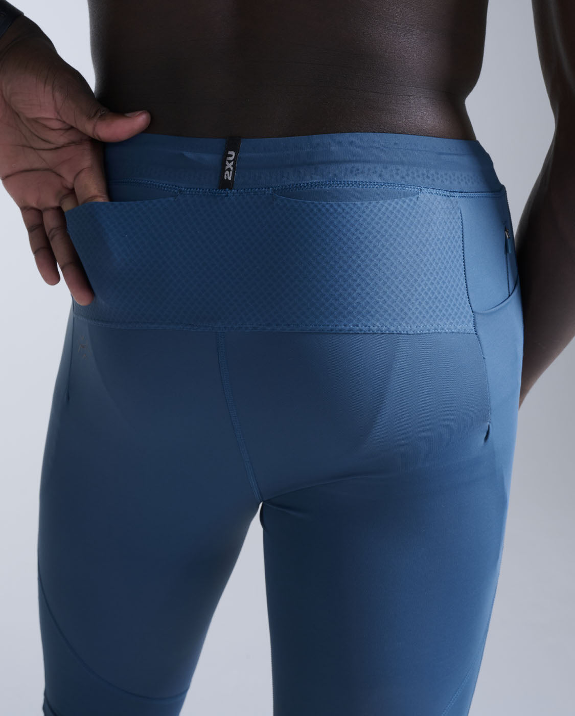 2xu-light-speed-react-compression-shorts-majol-black image 7