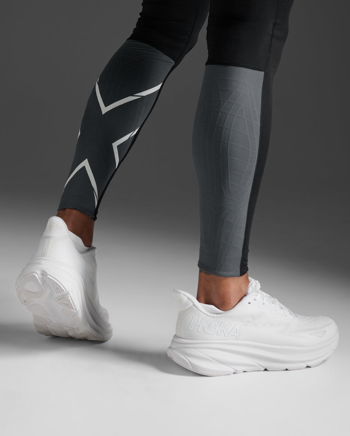 2xu-light-speed-react-compression-tights-black-white image 5