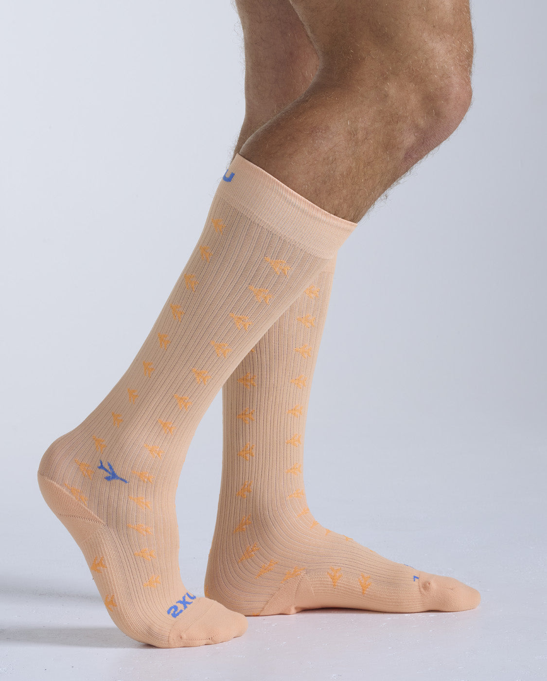 2xu-flight-bamboo-charcoal-kompressionssocken-peach-blue image 2