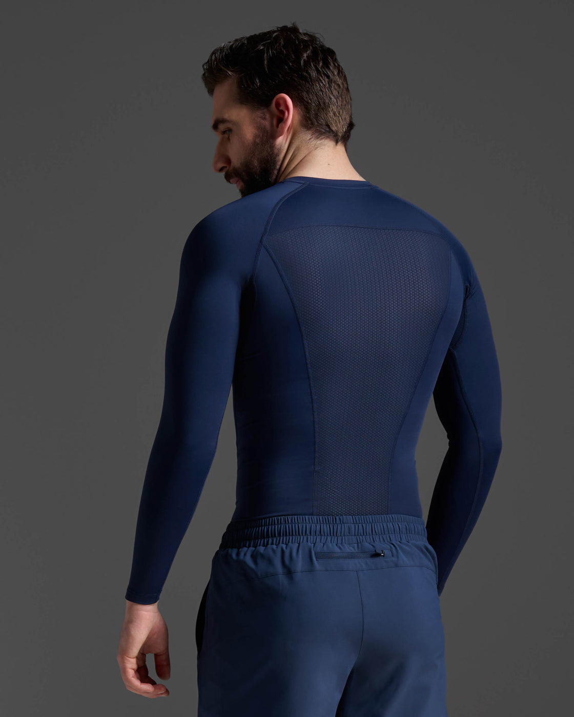 2xu-core-compression-long-sleeve-kompressionsshirt-navy image 2