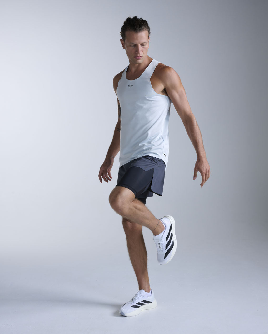 2xu-light-speed-tech-singlet-moonstone-herren-atmungsaktiv image 6