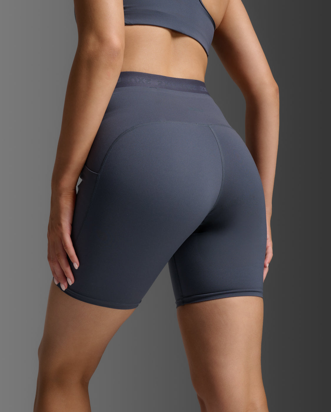 2xu-form-stash-hi-rise-6-kompressionsshorts-india-ink-mit-taschen image 1