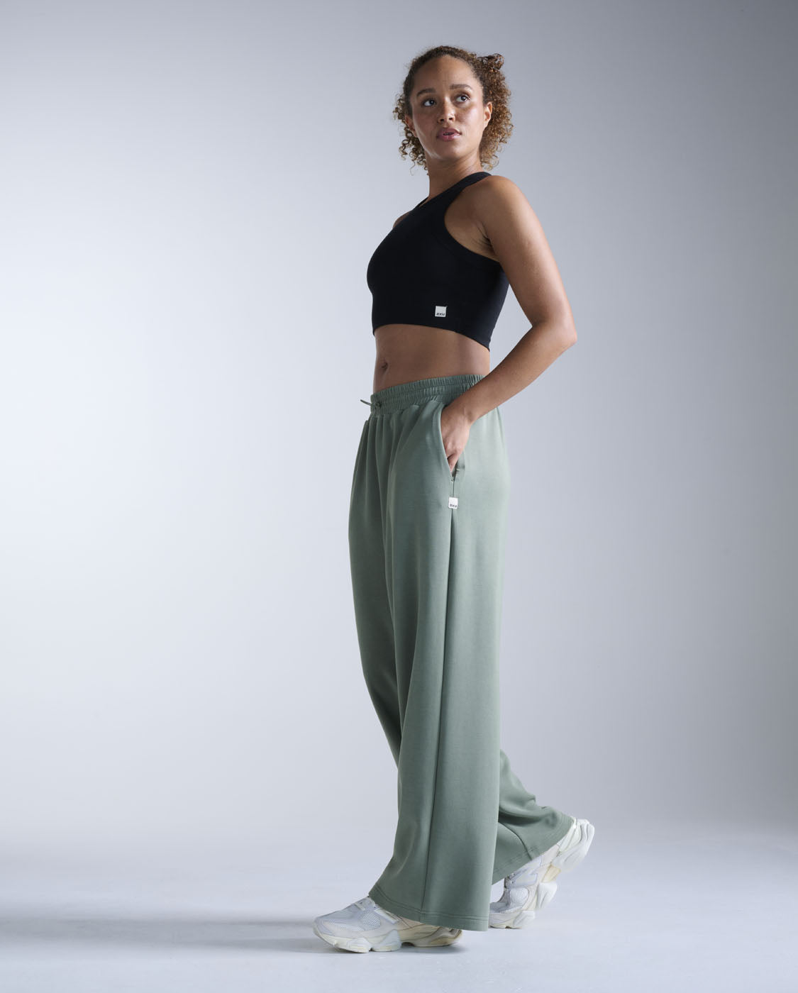 2xu-fluid-tencel-crop-tank-top-damen-schwarz image 6
