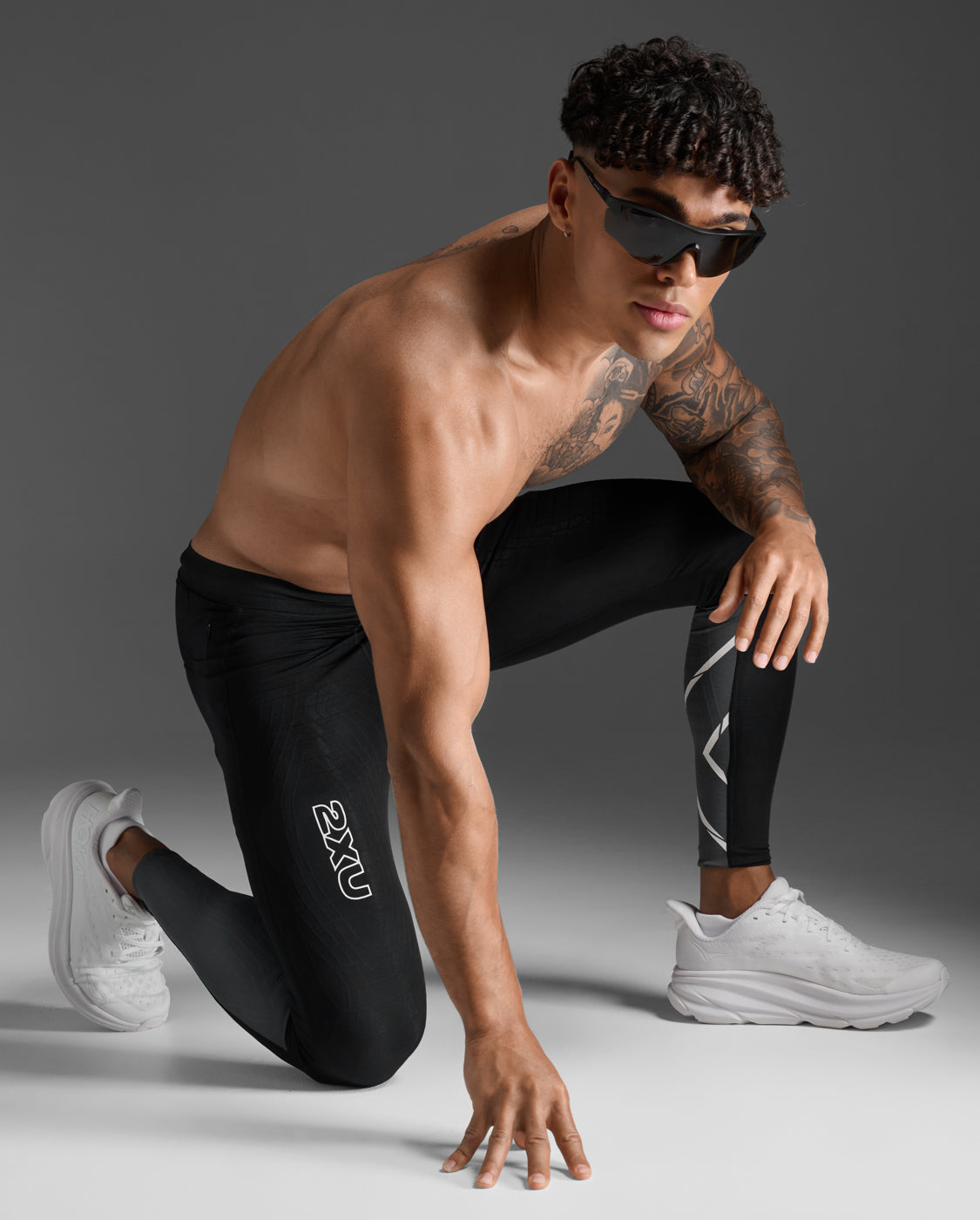 2xu-light-speed-react-compression-tights-black-white image 4