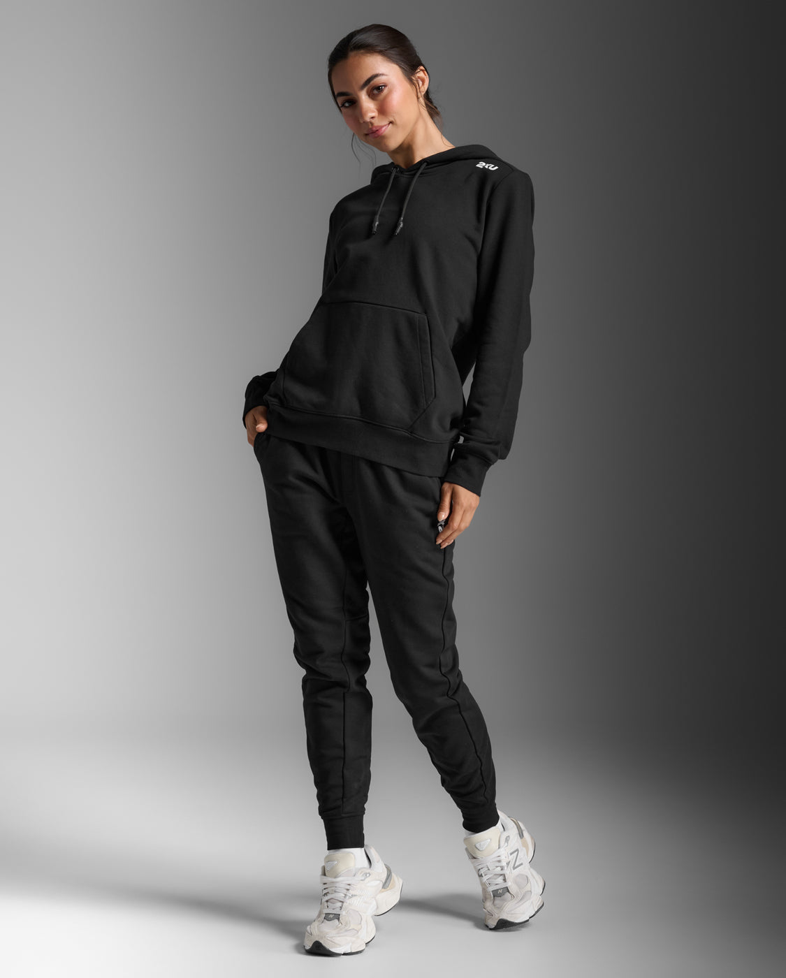 2xu-motion-aspire-pullover-hoodie-damen-schwarz-fleece image 3