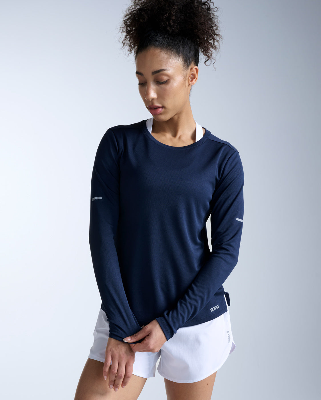 2xu-aero-longsleeve-midnight-langarm-laufshirt-damen image 1