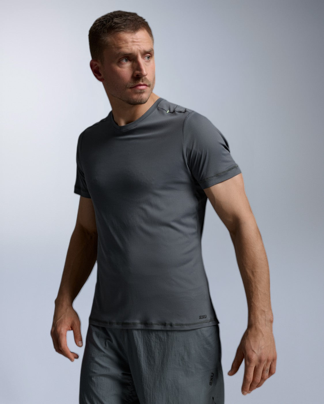 2xu-aero-trail-tee-herren-turbulence-kurzarm-upf image 2
