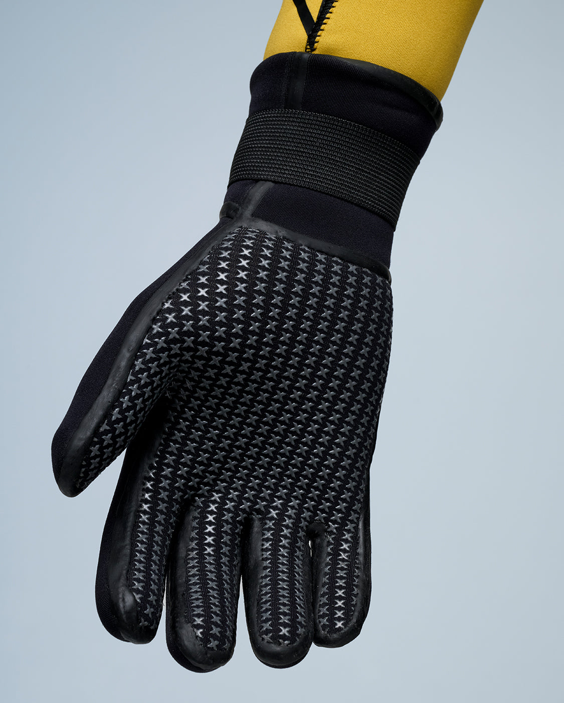 2xu-propel-neopren-handschuhe-schwarz-kaltes-wasser-unisex image 2