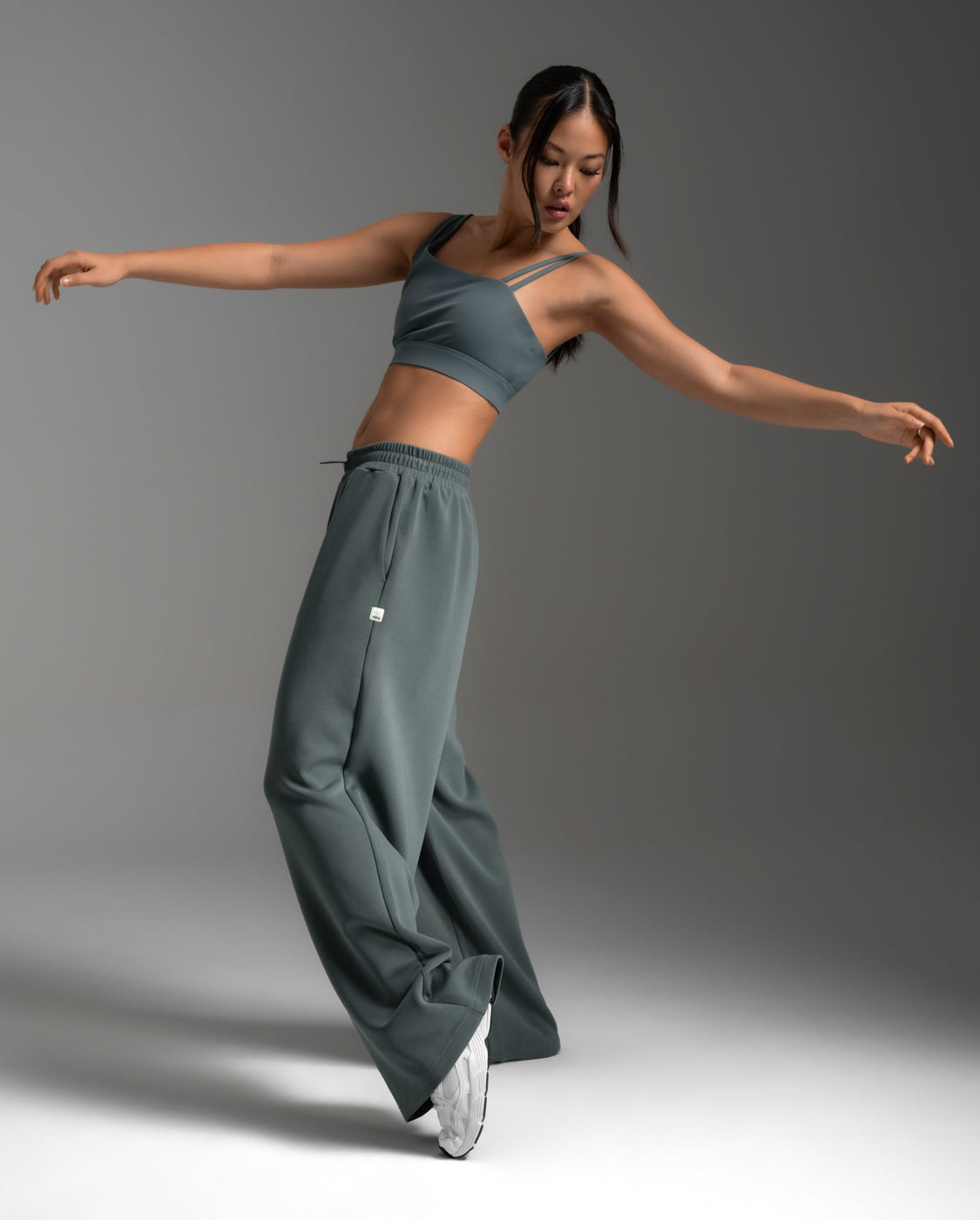 2xu-wonderluxe-wide-leg-pants-damen-sporthose-dark-sage image 5
