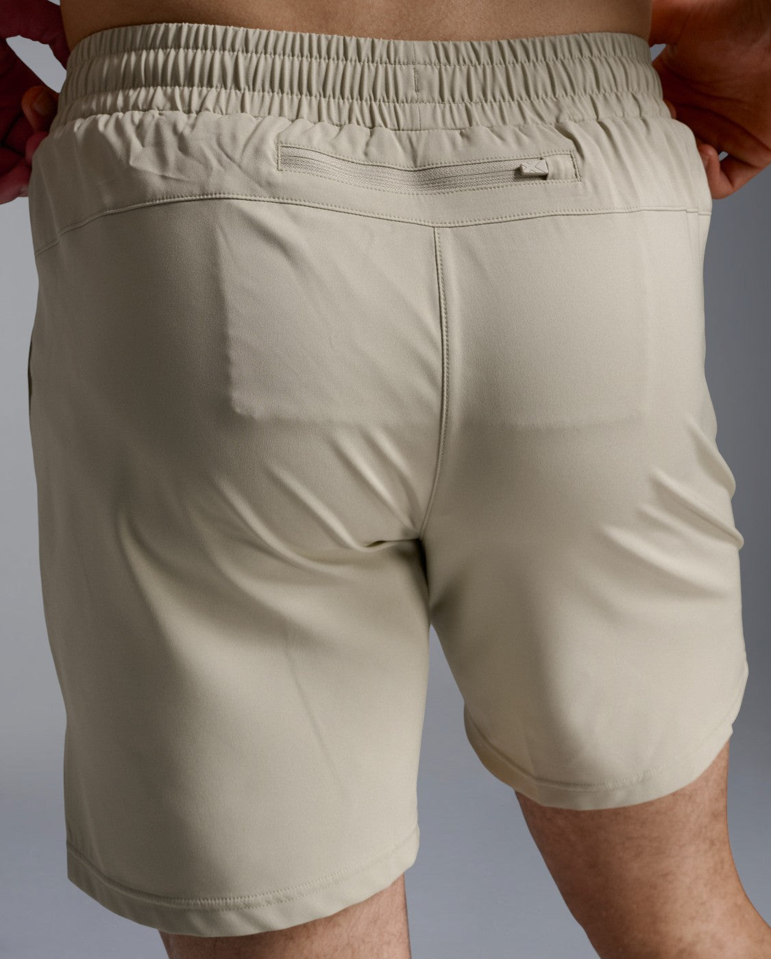 2xu-aero-7-inch-shorts-pebble-herren-reflektiv image 4