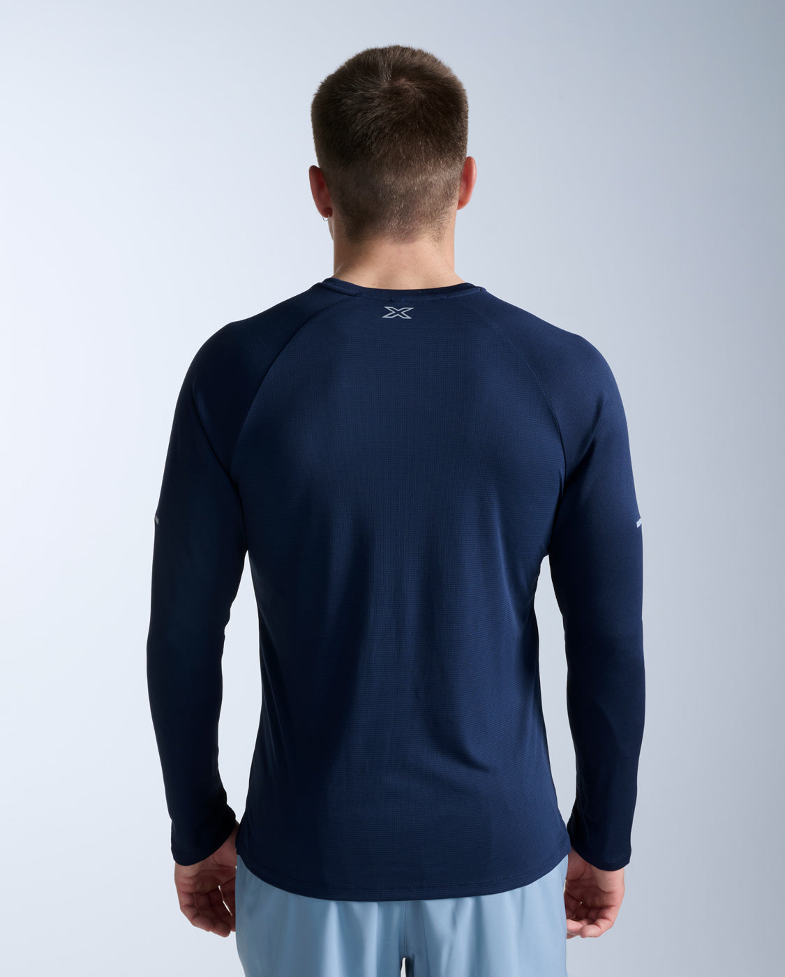 2xu-aero-long-sleeve-laufshirt-herren-midnight-silver image 6