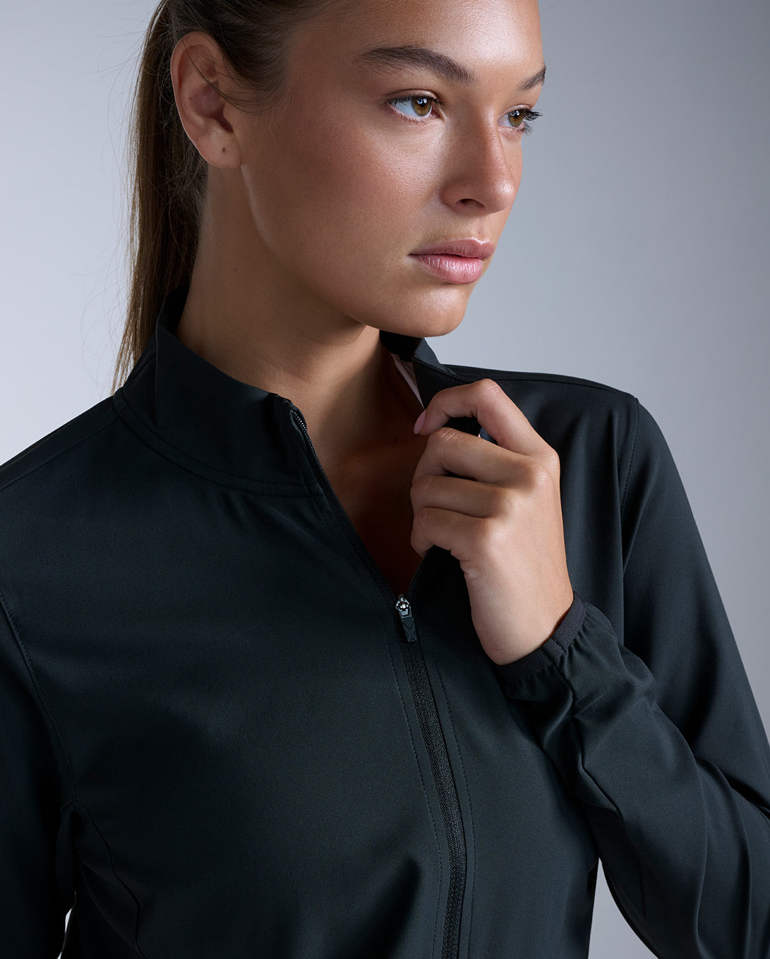 2xu-aero-jacket-damen-black-wasserabweisende-laufjacke image 4