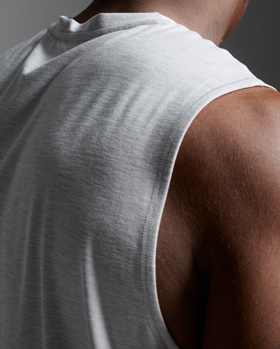 2xu-signature-tank-herren-harbor-mist-rmelloses-shirt image 7