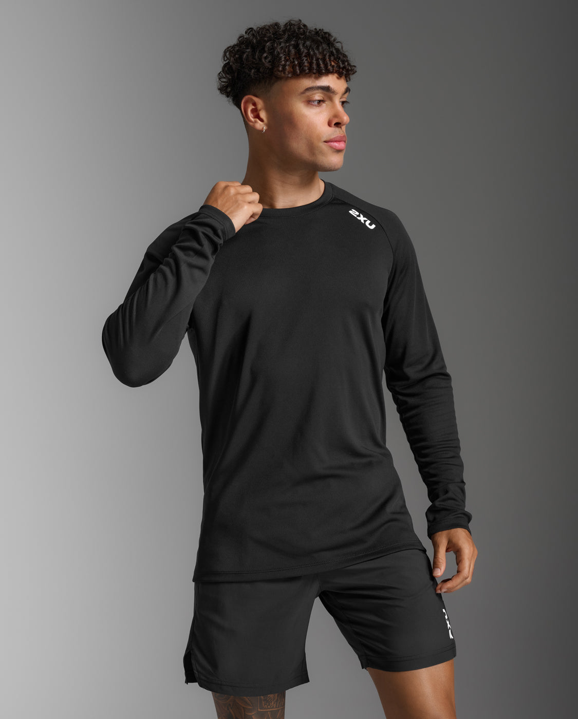 2xu-motion-aspire-long-sleeve-herren-black-white-shirt image 2