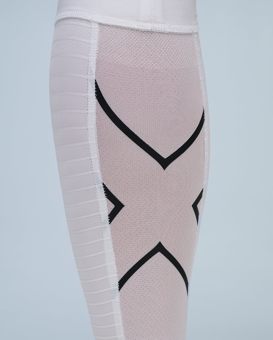 2xu-light-speed-aero-calf-guards-wei-schwarz-triathlon image 4