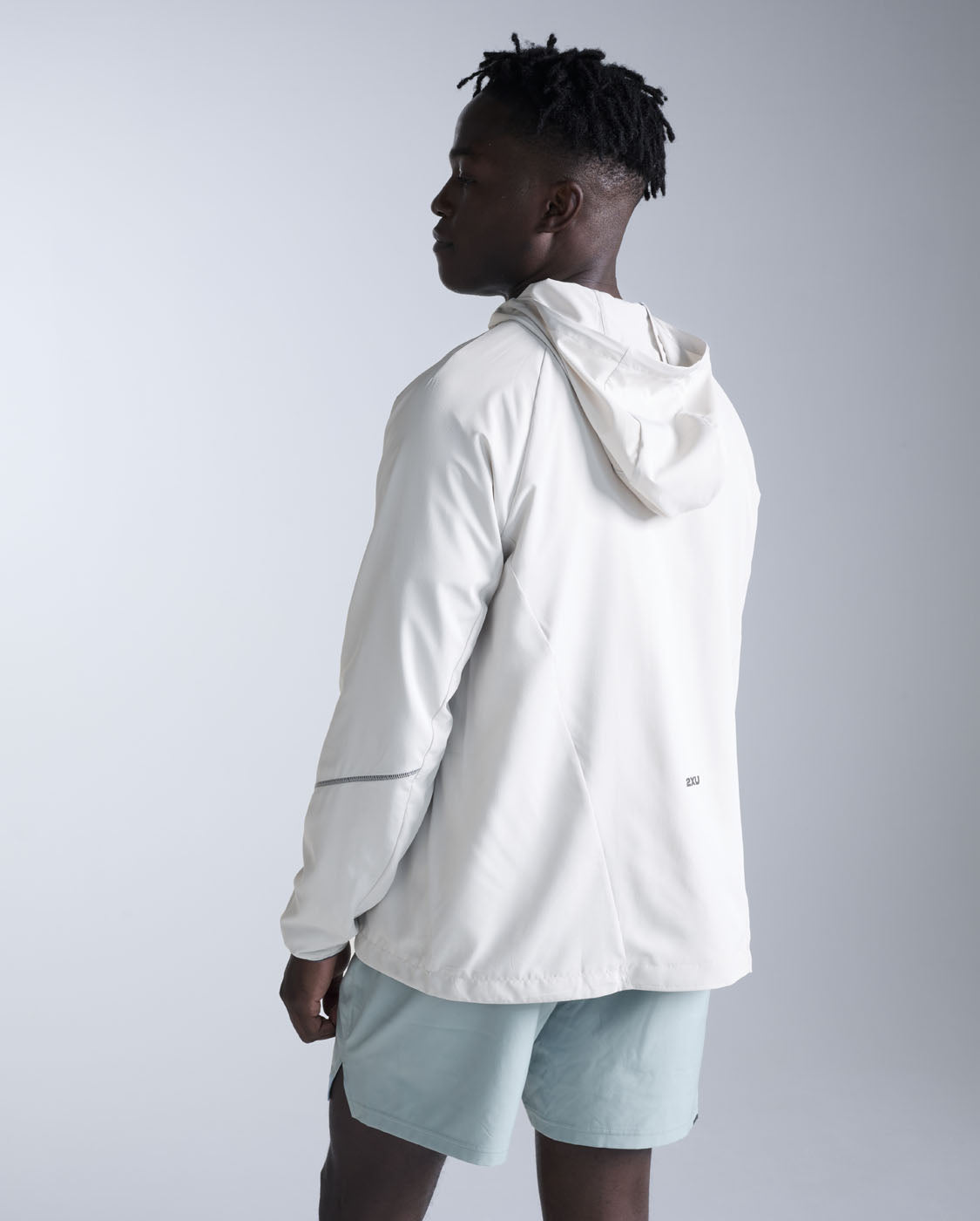 2xu-aero-hex-windbreaker-laufjacke-herren-grey-mist image 2