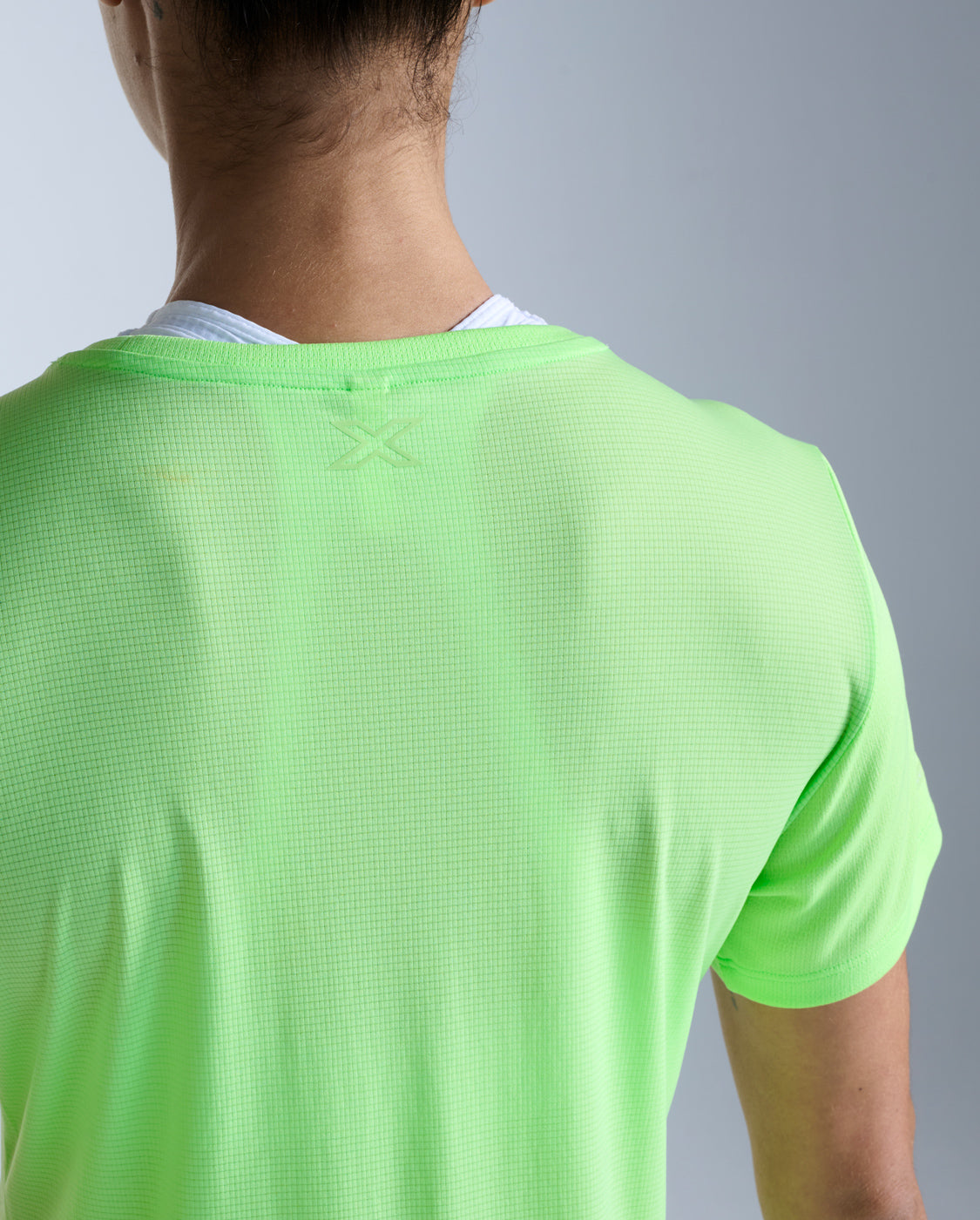 2xu-aero-tee-laufshirt-damen-lime-zest-kurzarm image 4