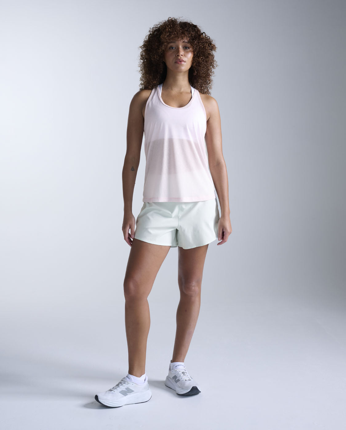 2xu-aero-relight-racerback-singlet-top-pink-frost image 4