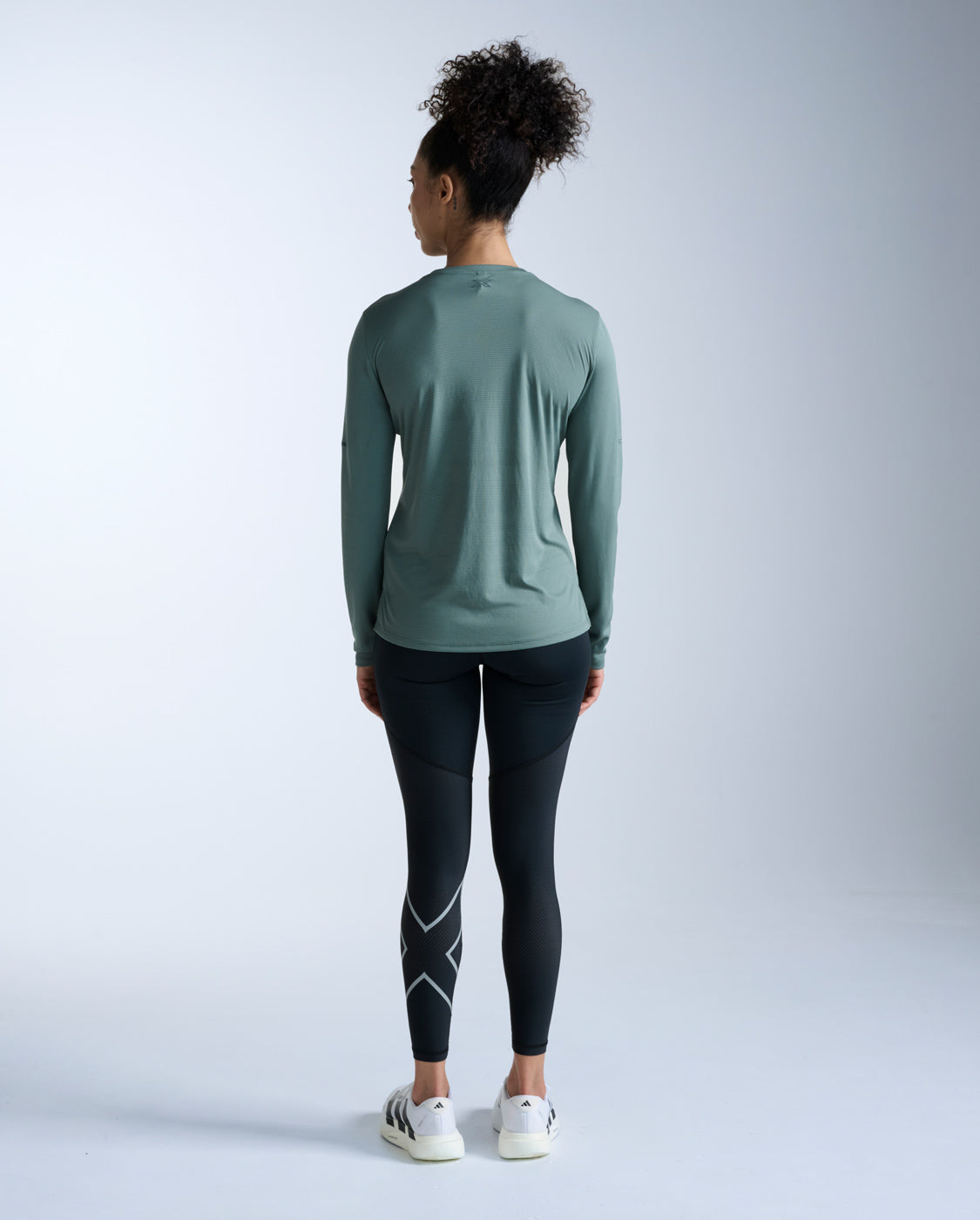 2xu-aero-long-sleeve-laufshirt-damen-olive-leaf image 6