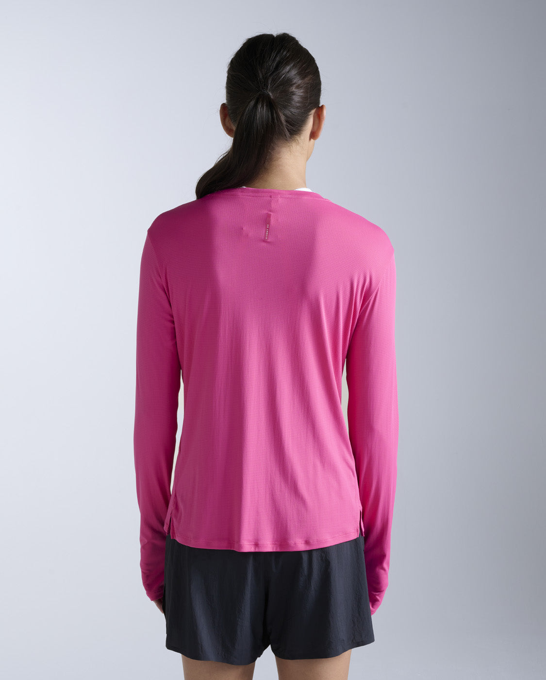 2xu-aero-trail-longsleeve-electric-rose-uv-schutz-damen image 3