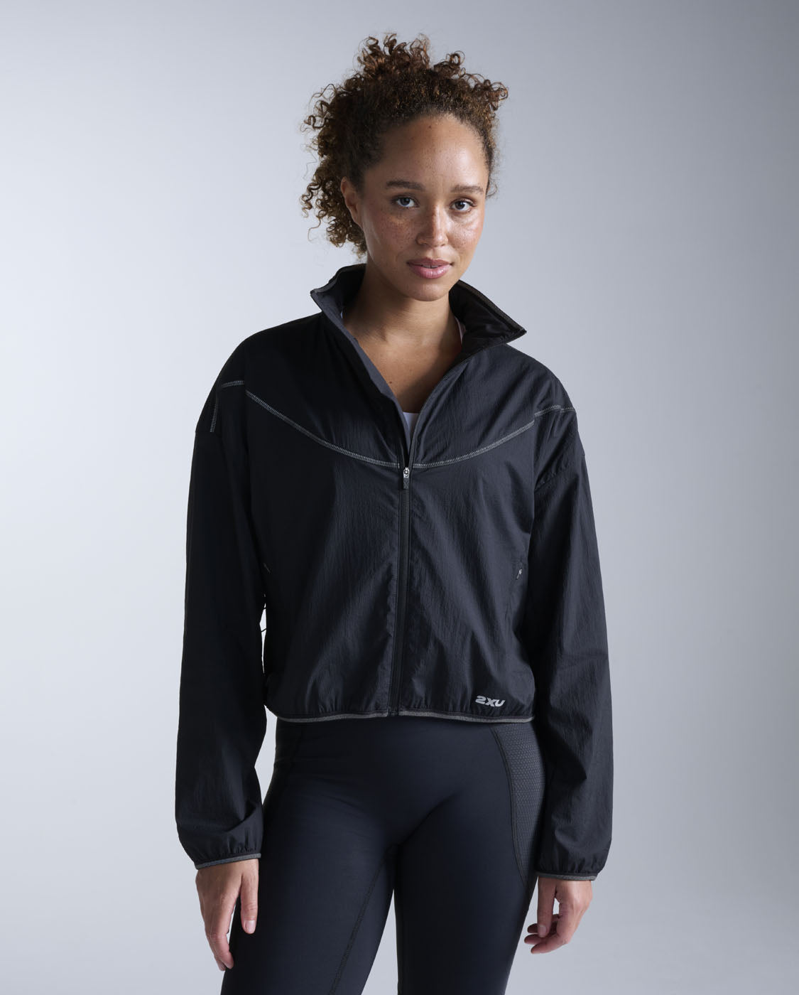 2xu-aero-sheer-bomber-jacke-damen-schwarz-wasserdicht image 1