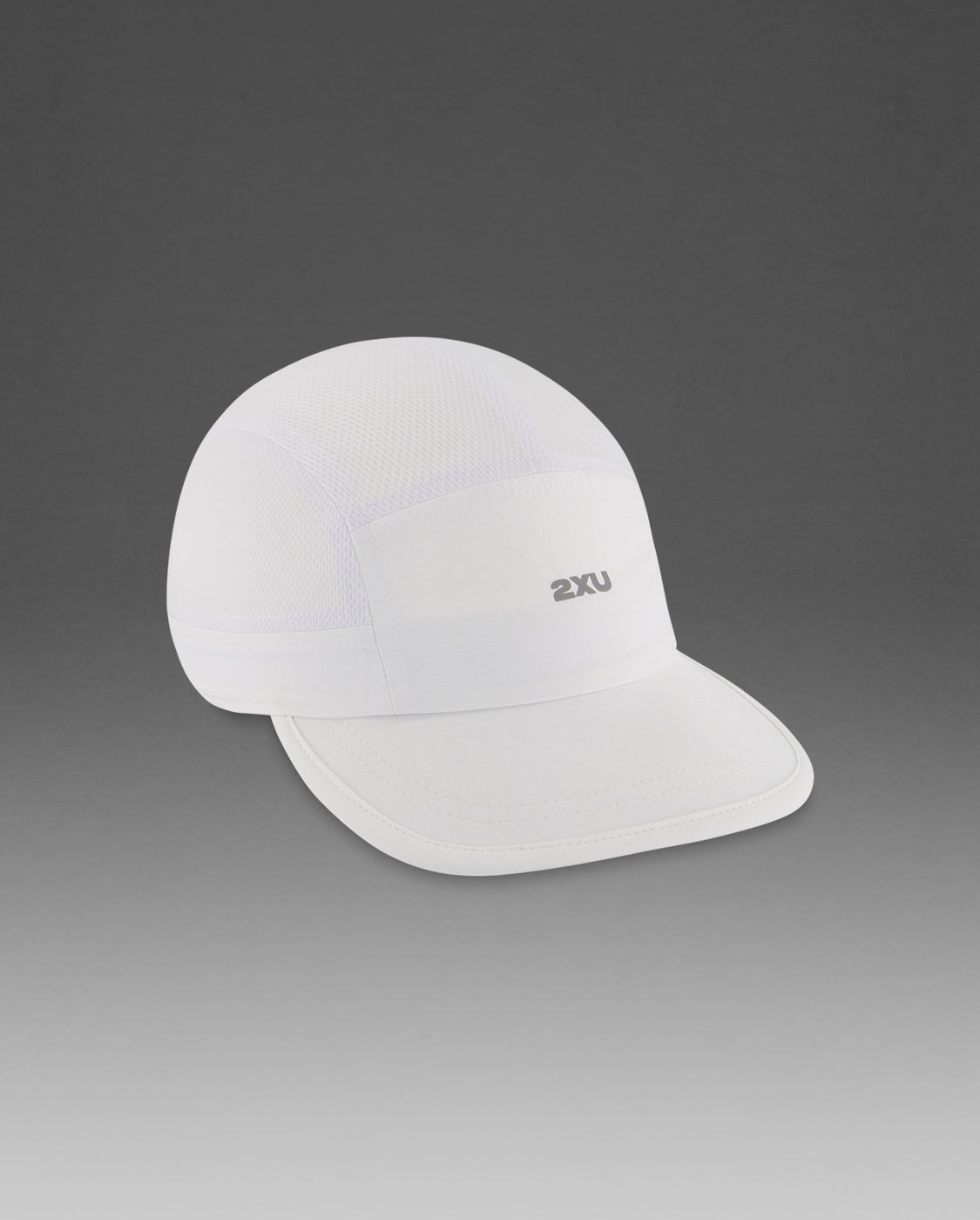 2xu-light-speed-small-cap-laufcap-wei-silber image 1