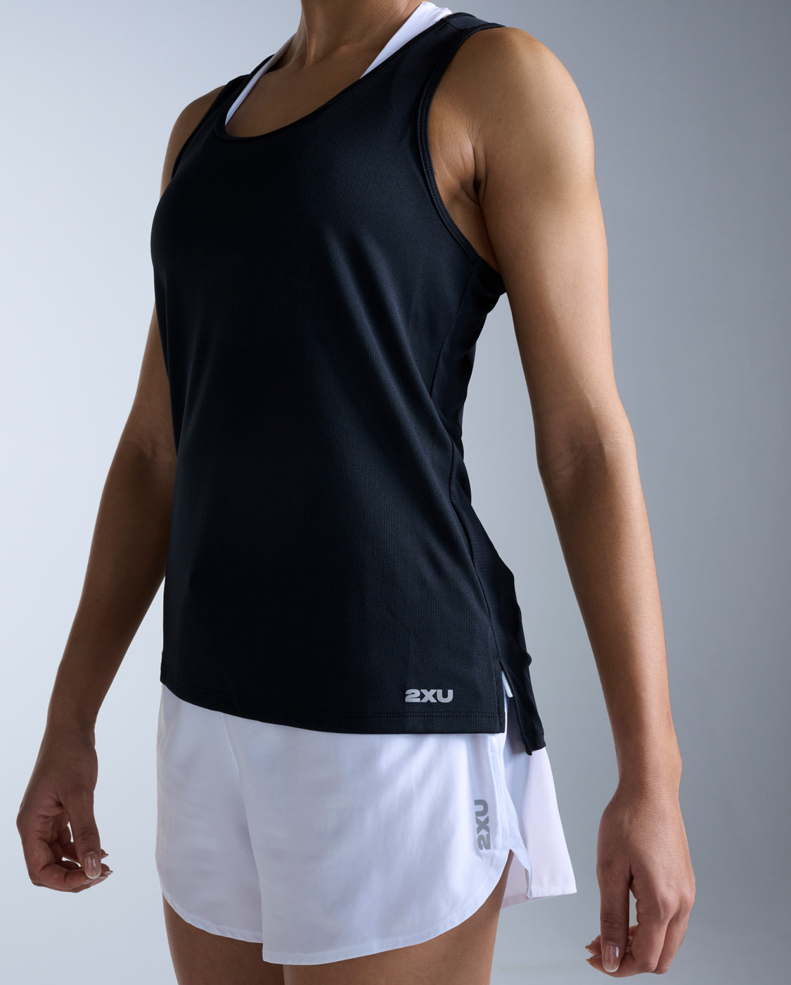2xu-aero-singlet-damen-schwarz-rmelloses-lauftop image 3