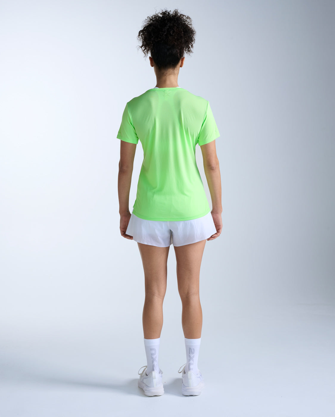 2xu-aero-tee-laufshirt-damen-lime-zest-kurzarm image 7