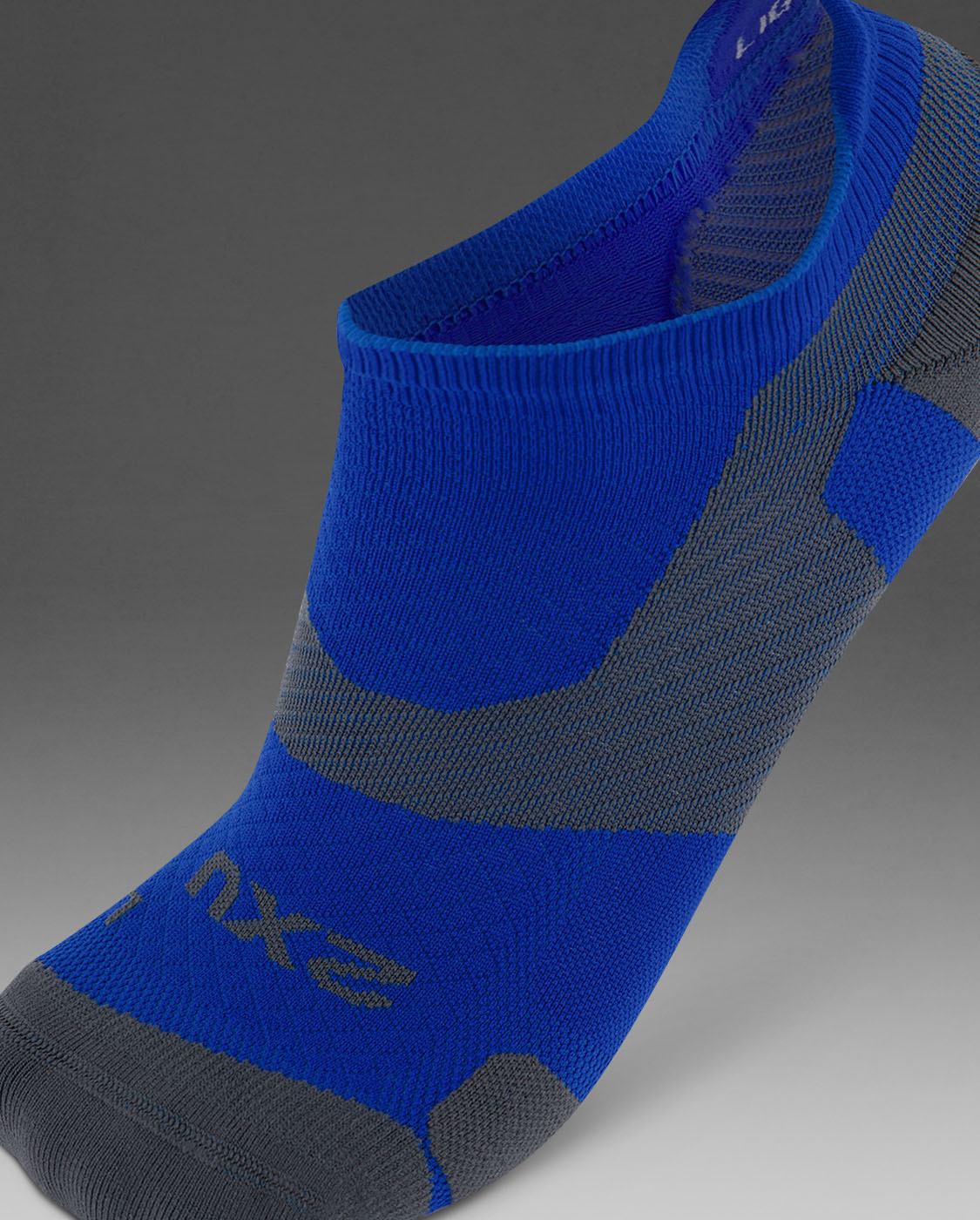 2xu-vectr-light-cushion-no-show-socken-vibrant-blue image 2