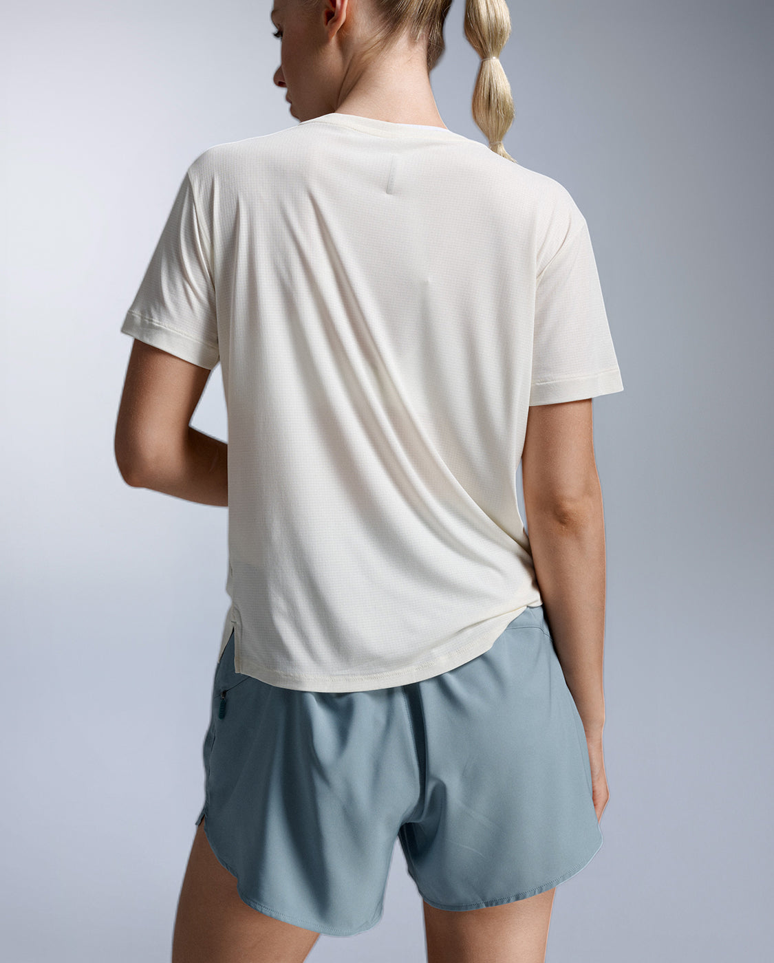 2xu-aero-trail-tee-laufshirt-damen-chalk-upf50 image 5