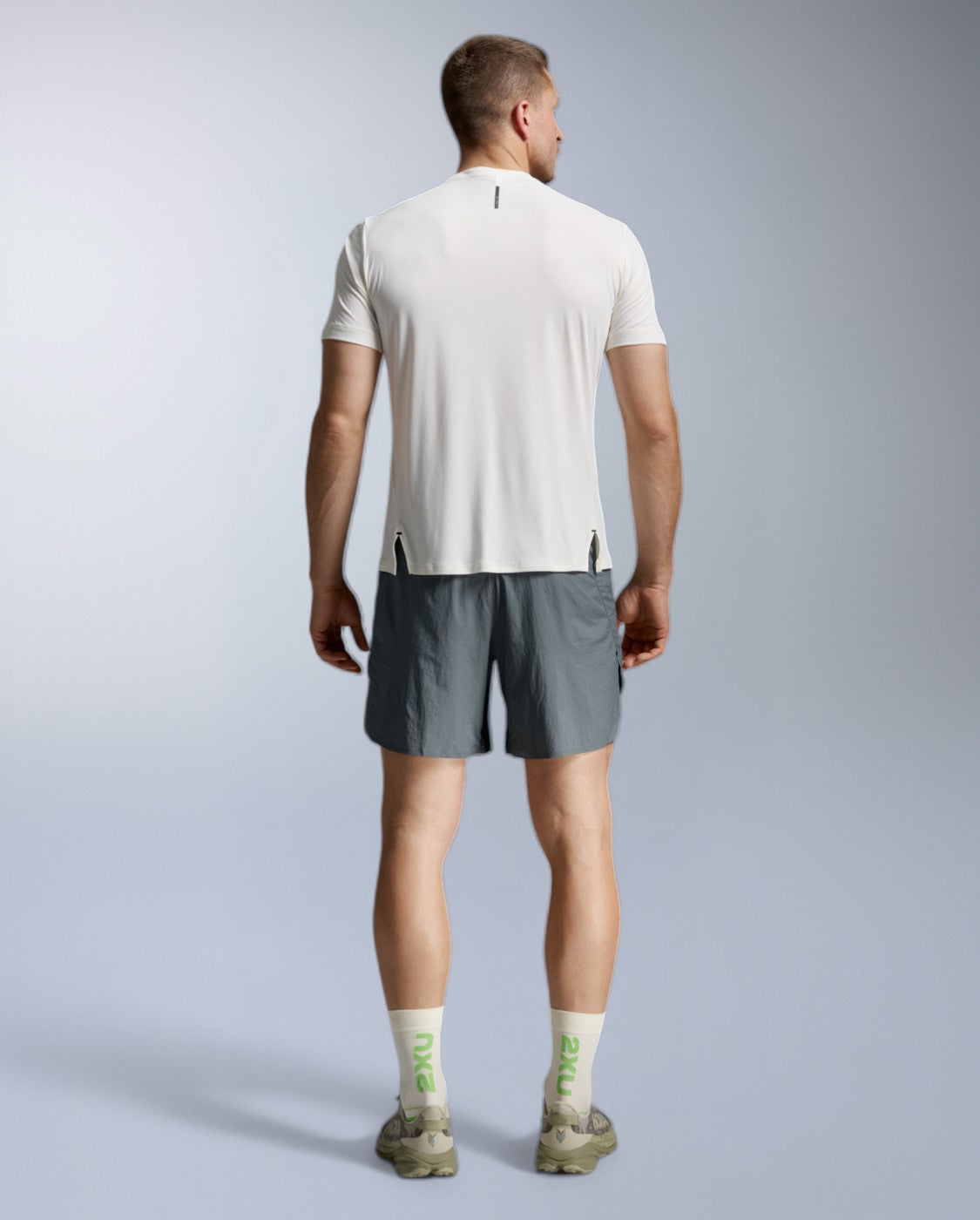 2xu-aero-trail-tee-laufshirt-chalk-black-reflektierend image 4