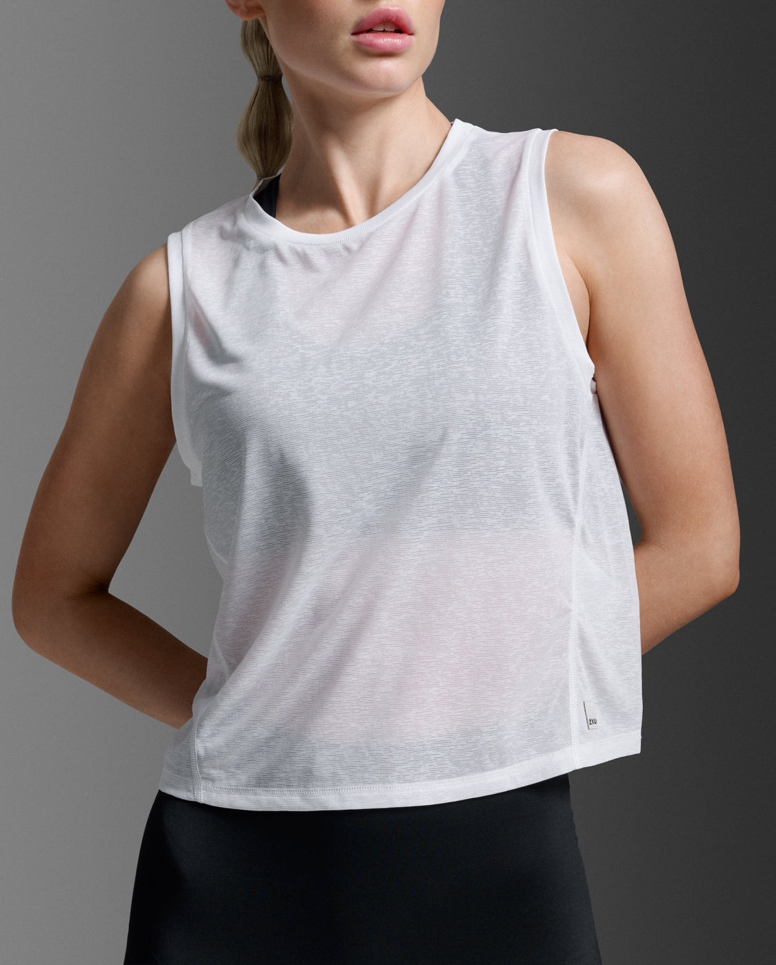 2xu-aero-relight-crop-tank-top-damen-wei-leicht image 4