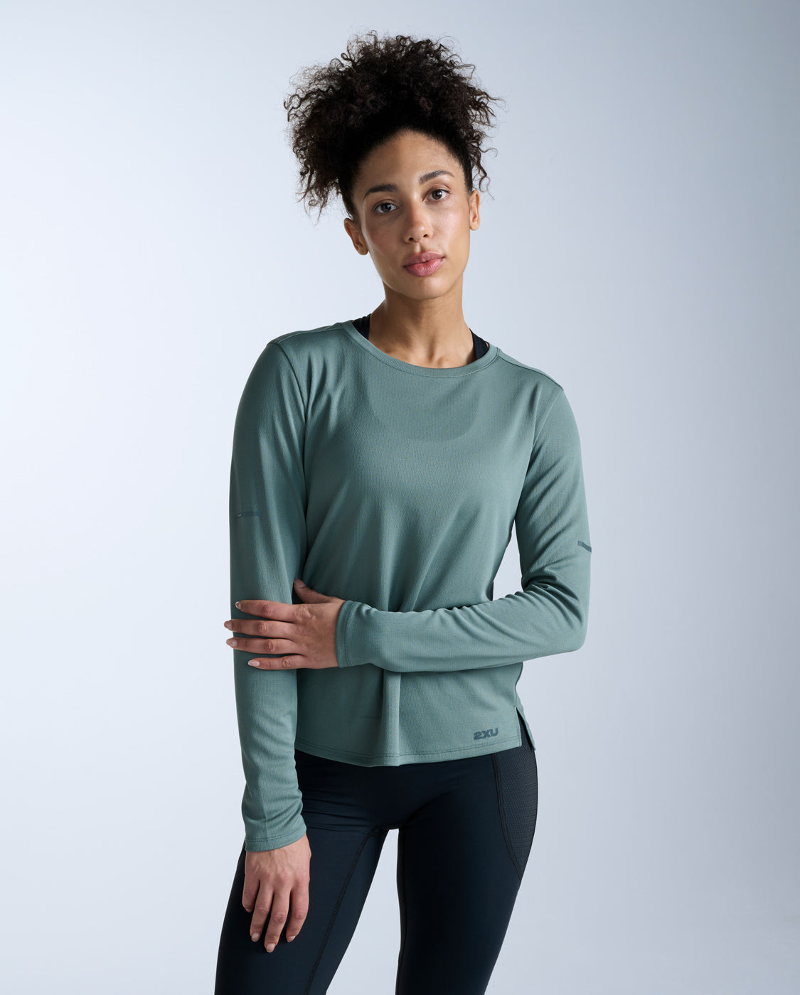 2xu-aero-long-sleeve-laufshirt-damen-olive-leaf image 1