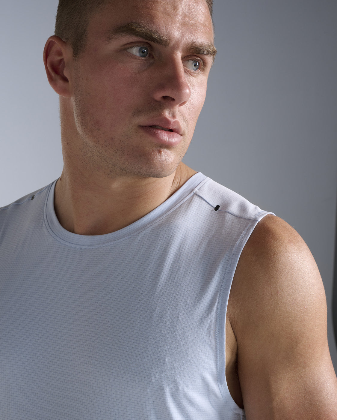 2xu-aero-trail-tank-bay-rmelloses-lauftop-herren image 8