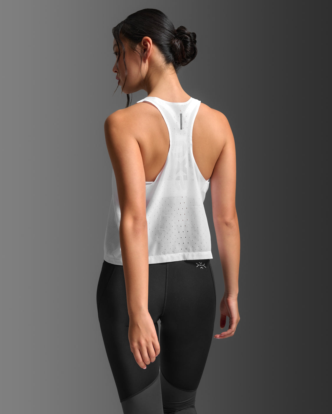 2xu-light-speed-react-crop-singlet-lauf-top-damen-wei image 2