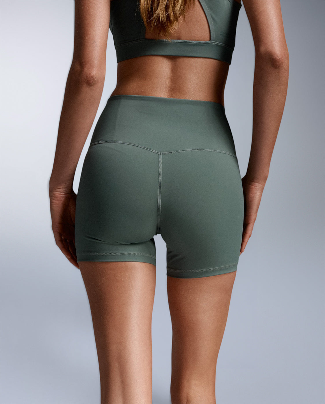 2xu-flex-feather-flex-5-inch-shorts-olive-high-waist image 2