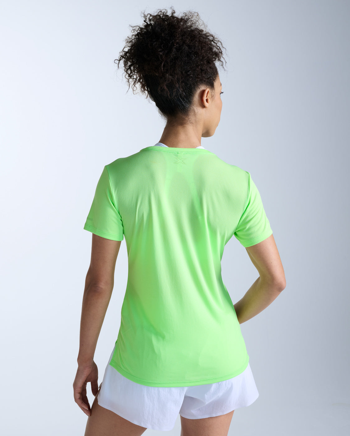 2xu-aero-tee-laufshirt-damen-lime-zest-kurzarm image 3