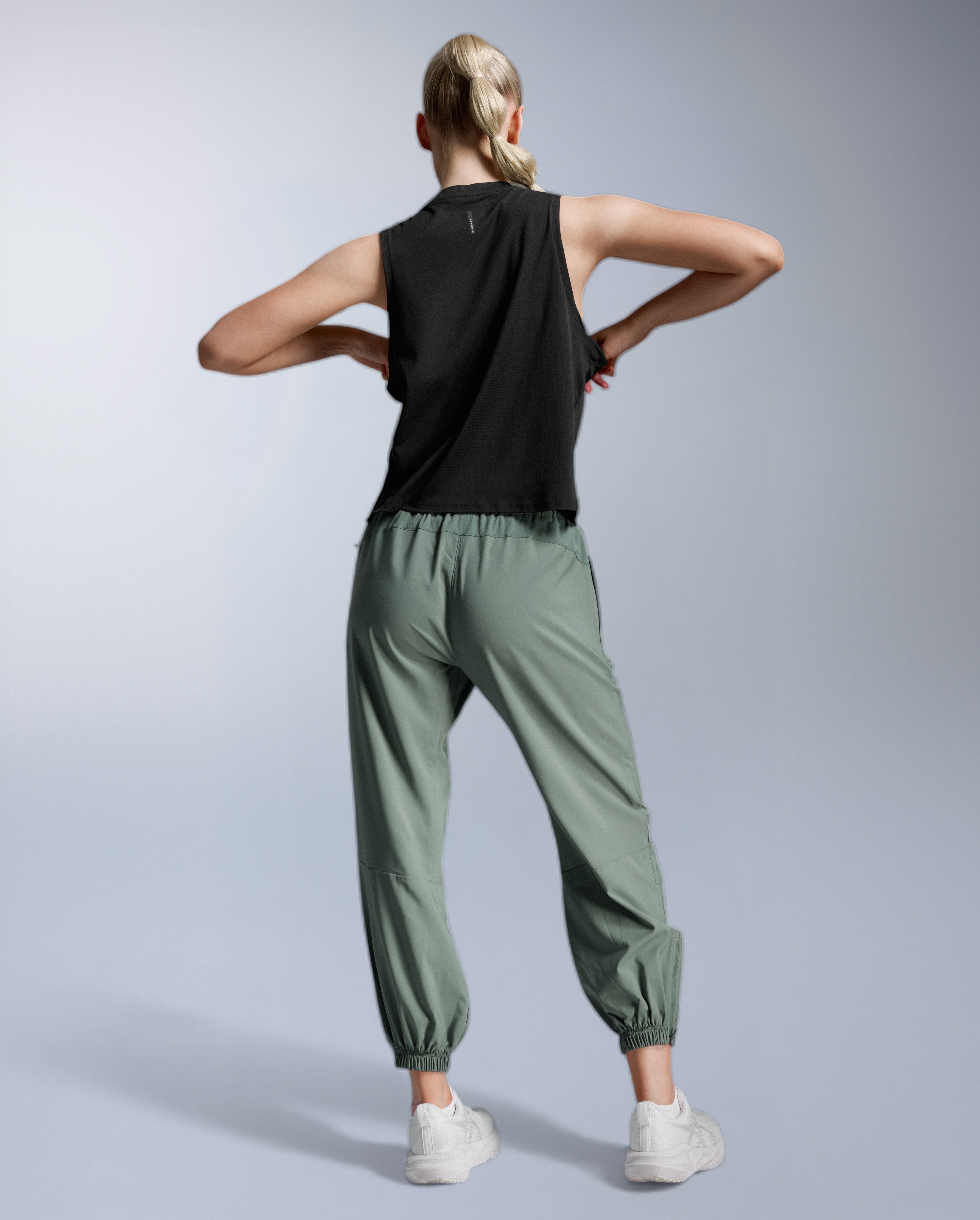 2xu-aero-trail-tank-lauftop-damen-schwarz-upf-50 image 4