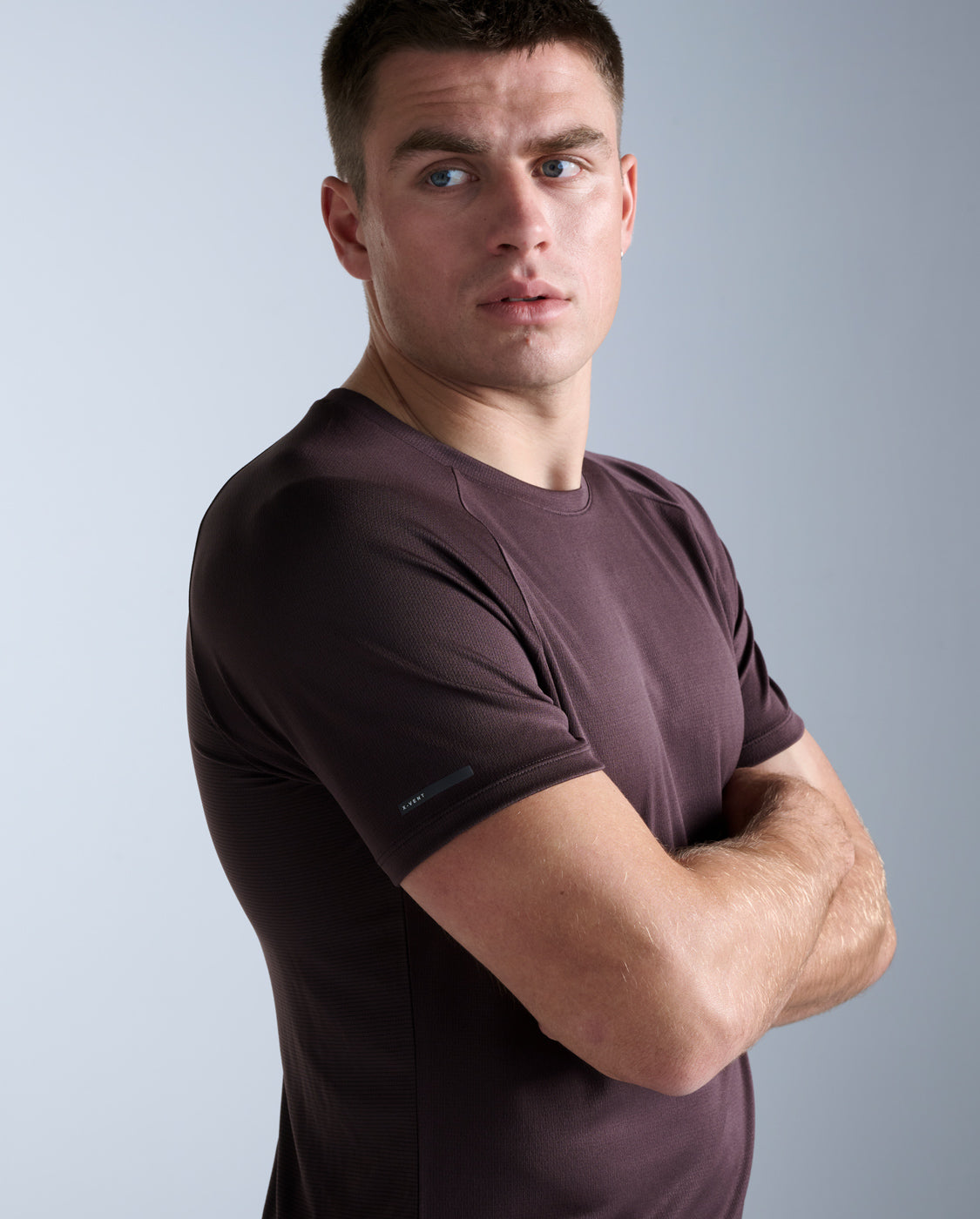 2xu-aero-tee-herren-bark-black-laufshirt-atmungsaktiv image 3