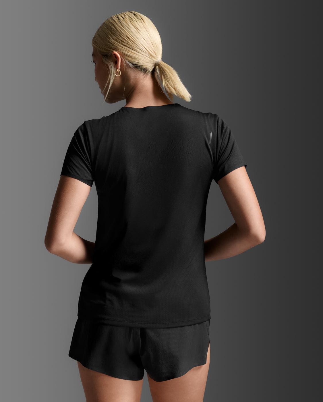 2xu-light-speed-tech-tee-laufshirt-schwarz-damen image 3