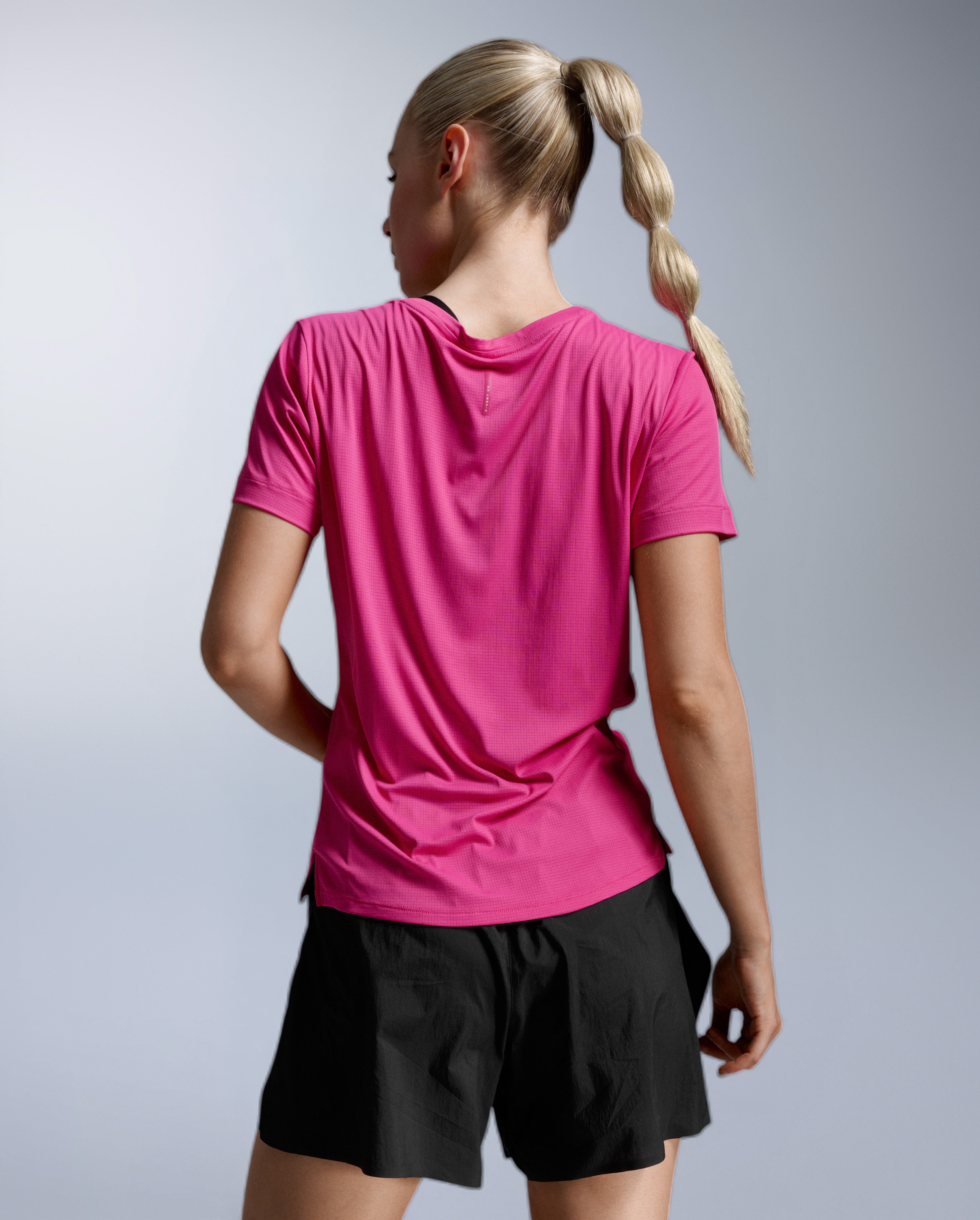 2xu-aero-trail-tee-laufshirt-damen-electric-rose-upf-50 image 7