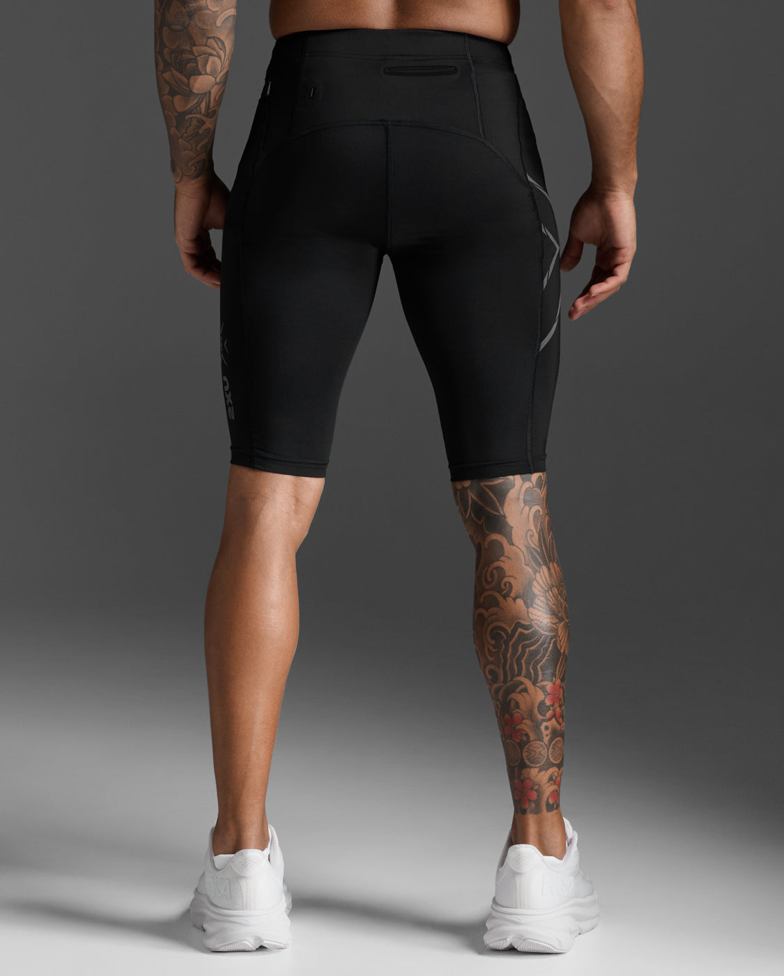 2xu-light-speed-kompressionsshorts-schwarz-reflective image 3