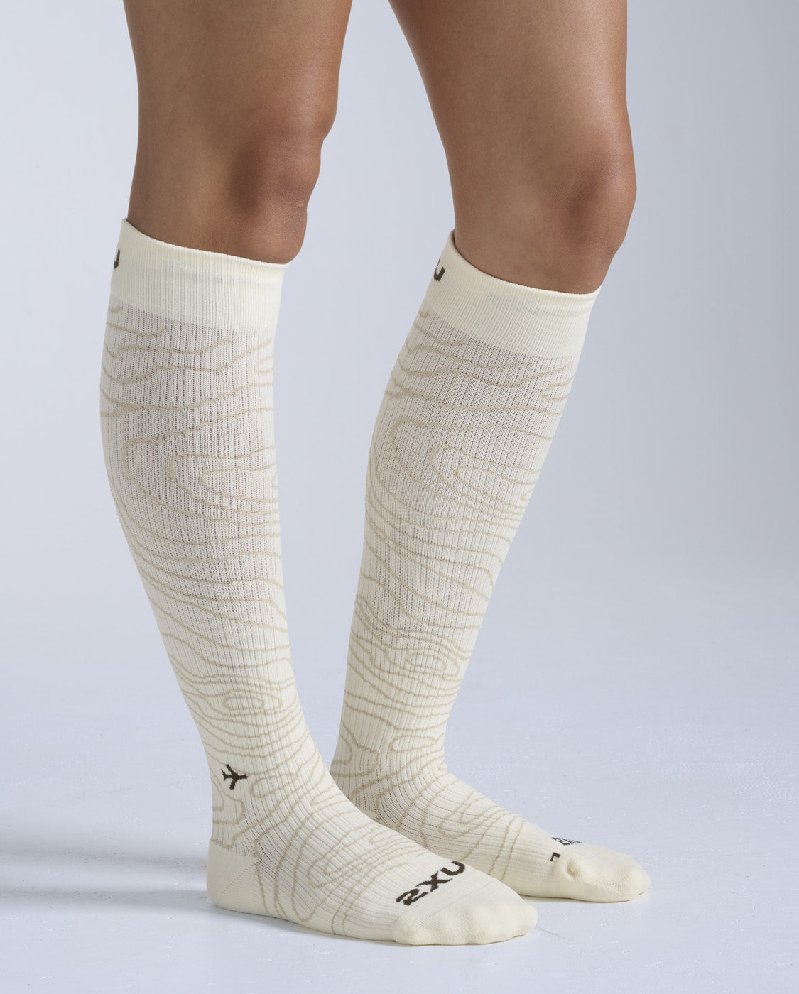 2xu-flight-bamboo-socken-chalk-kompression image 2