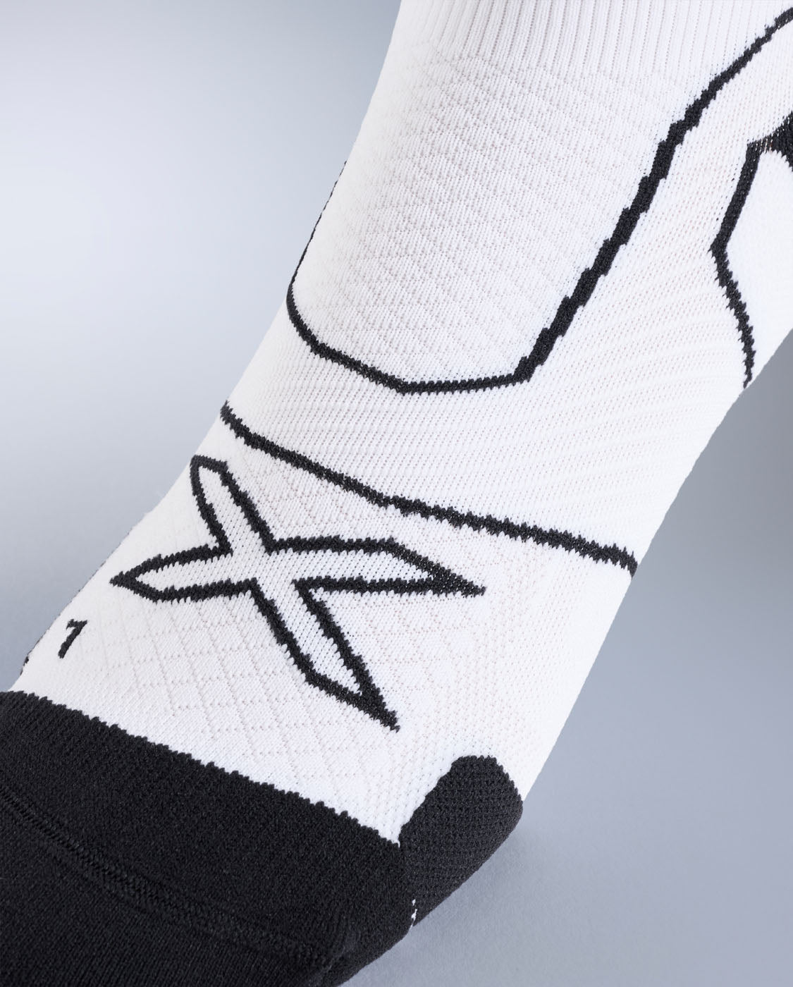 2xu-vectr-cushion-crew-socken-white-black-max-d-mpfung image 3