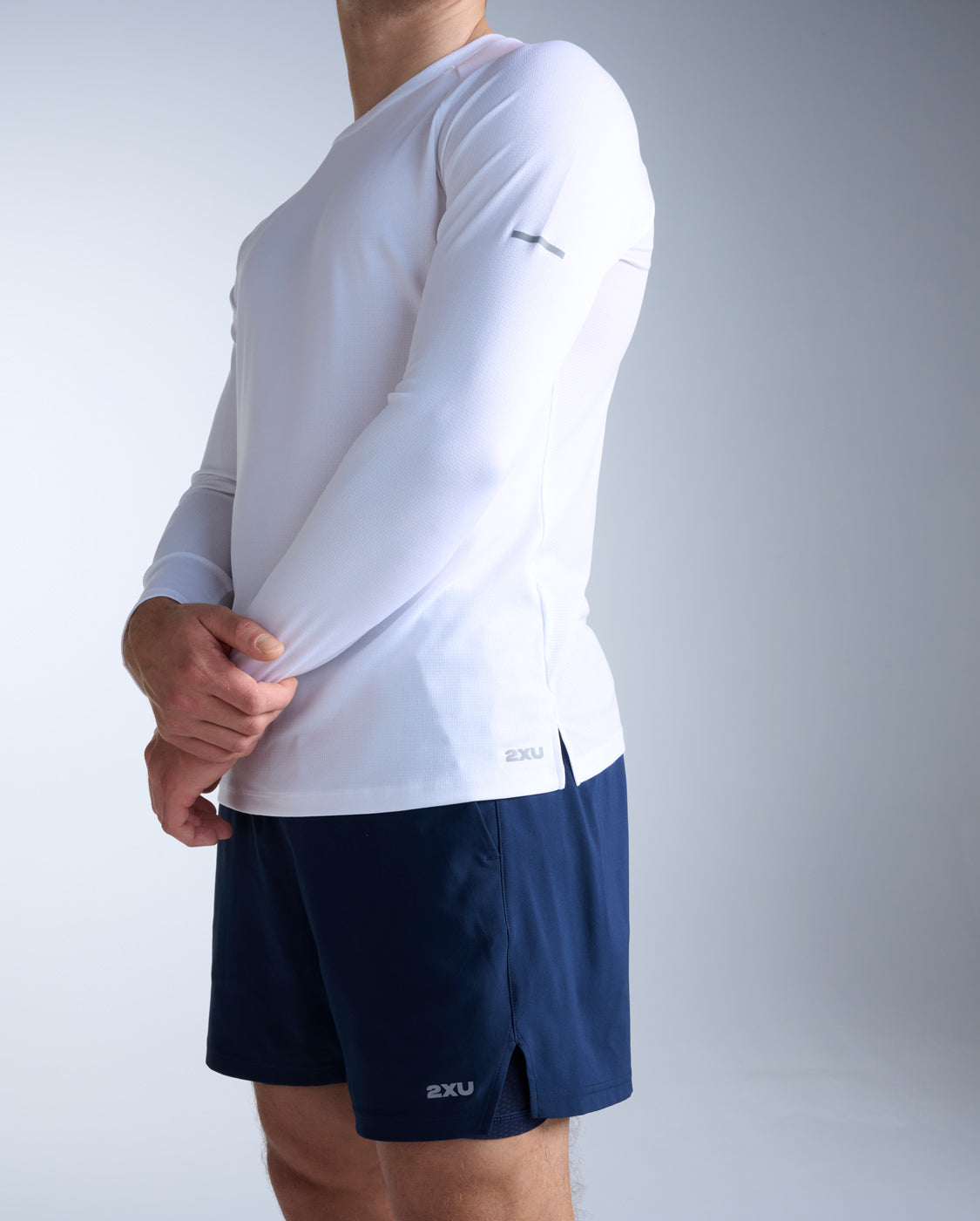 2xu-aero-long-sleeve-laufshirt-weiss-silber-herren image 6